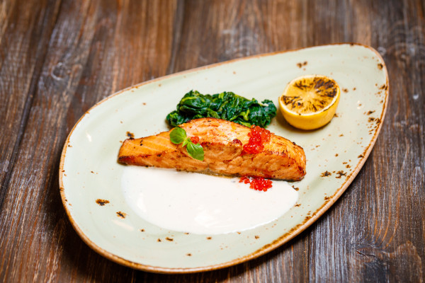 Лосось гриль с брокколи и красной икрой